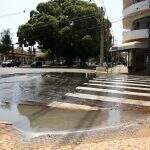 Mau cheiro: vazamento de esgoto na Calógeras com Mato Grosso incomoda pedestres