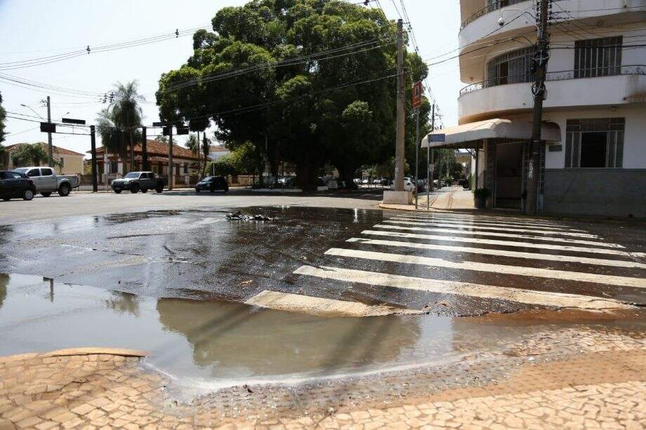 Mau cheiro: vazamento de esgoto na Calógeras com Mato Grosso incomoda pedestres