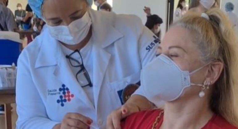 Aos 69 anos, Vera Fischer recebe 2ª dose de vacina contra covid-19