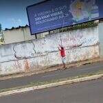 Outdoor com crítica a Bolsonaro é depredado em Campo Grande