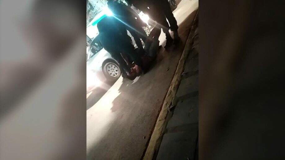 VÍDEO: Oficial que espancou mulher é alvo da Corregedoria por pisar em homem durante abordagem