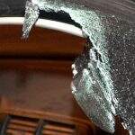 Ladrão quebra vidros e faz limpa em carros no estacionamento de academia