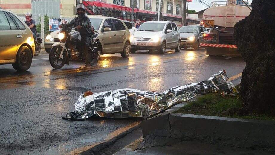 Pedestre morre atropelado por caminhão na Vila Palmira