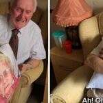 Viúvo de 94 anos chora ao receber travesseiro com rosto da esposa falecida