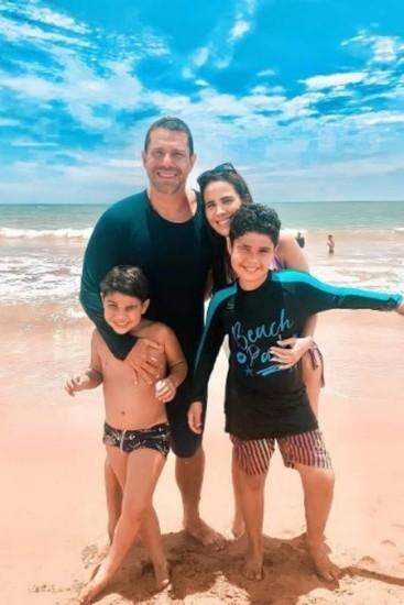 Wanessa curte praia no ES com marido e filhos