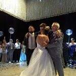 Emocionante: Noivo cadeirante se levanta durante casamento para dançar valsa