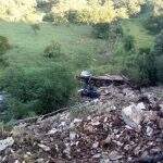 Caminhão cai em ribanceira na Serra de Maracaju e deixa um morto