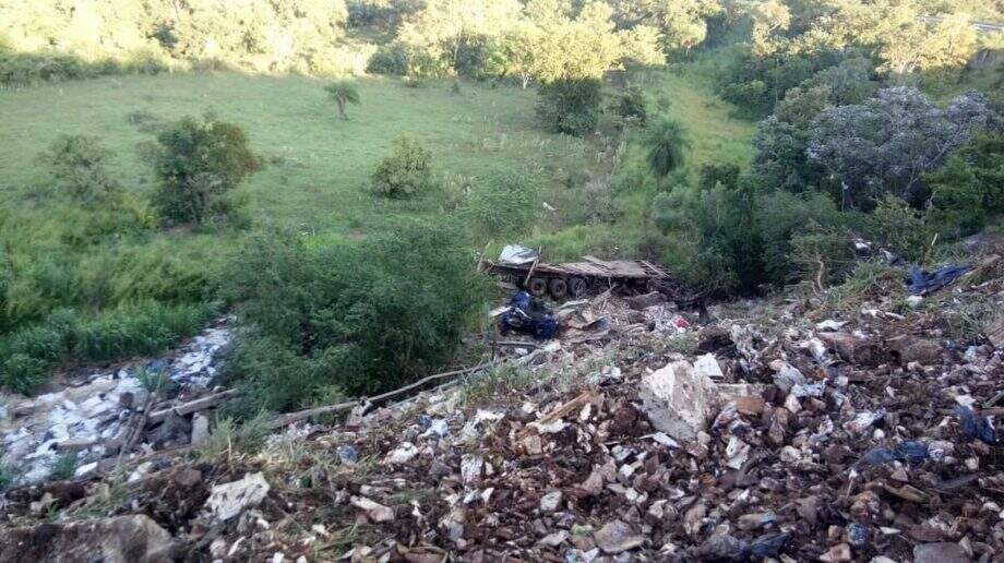 Caminhão cai em ribanceira na Serra de Maracaju e deixa um morto