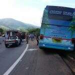 Ônibus bate contra barranco e motorista morre, no Rio de Janeiro