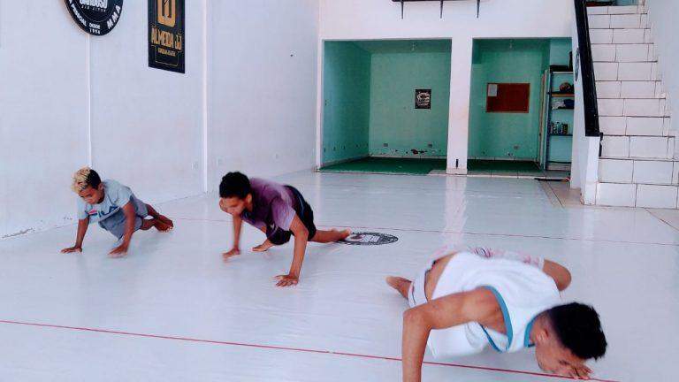 Projeto oferece aulas de muay thai, dança e atendimento psicológico no Los Angeles