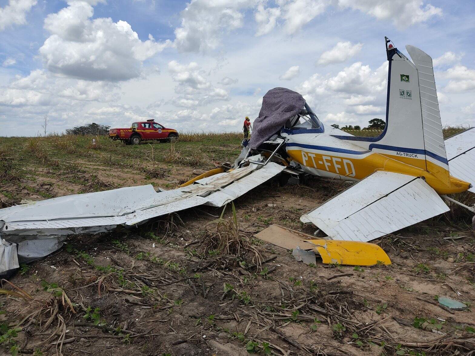 Um homem morreu após o avião monomotor que ele pilotava cair na manhã desta quarta-feira (24) em uma fazenda na zona rural de João Pinheiro