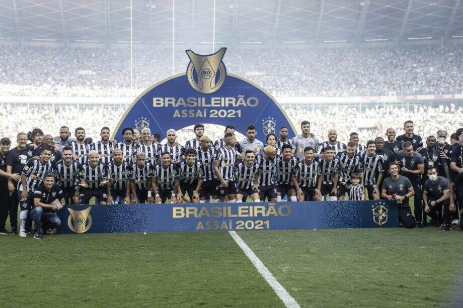 Atlético-MG vence o Bragantino com viradas, entrega da taça e festa no Mineirão