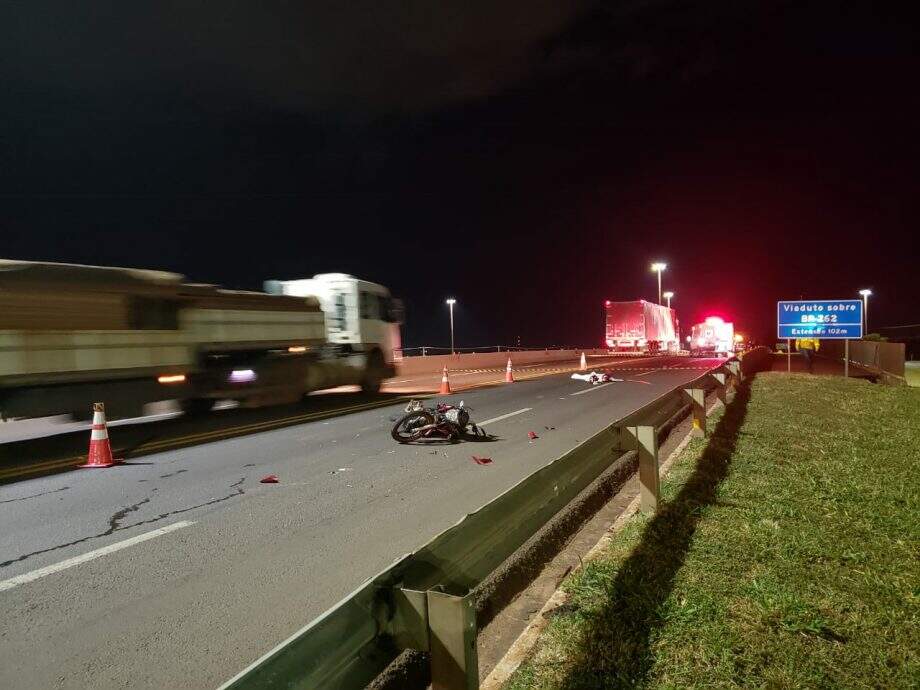Moto bate em traseira de carro e passageira morre em viaduto de Campo Grande