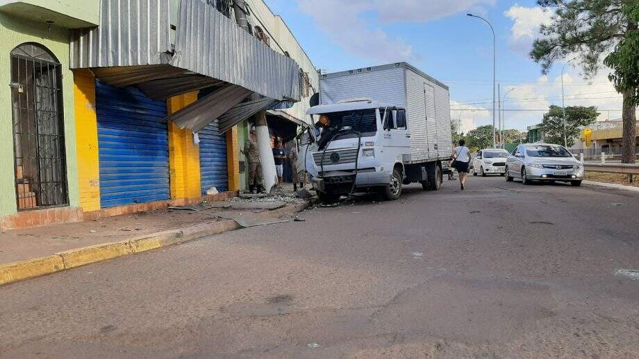Caminhão bate em poste da Ernesto Geisel e deixa quarteirão sem energia