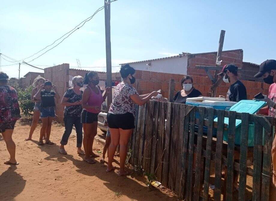 Após vencer a covid, paciente cumpre promessa e doa marmitas para necessitados em Campo Grande