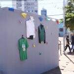 Muro da gentileza: praça central vira ponto de doação de agasalhos em Campo Grande