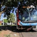 Hilux fura preferencial e causa acidente com ônibus no bairro Joquei Club