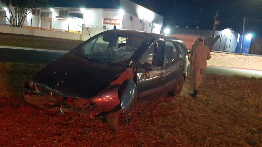 Condutor perde controle da direção e capota carro na Ministro João Arinos