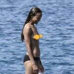 Zoe Saldana faz topless em passeio de iate com marido por Sardenha