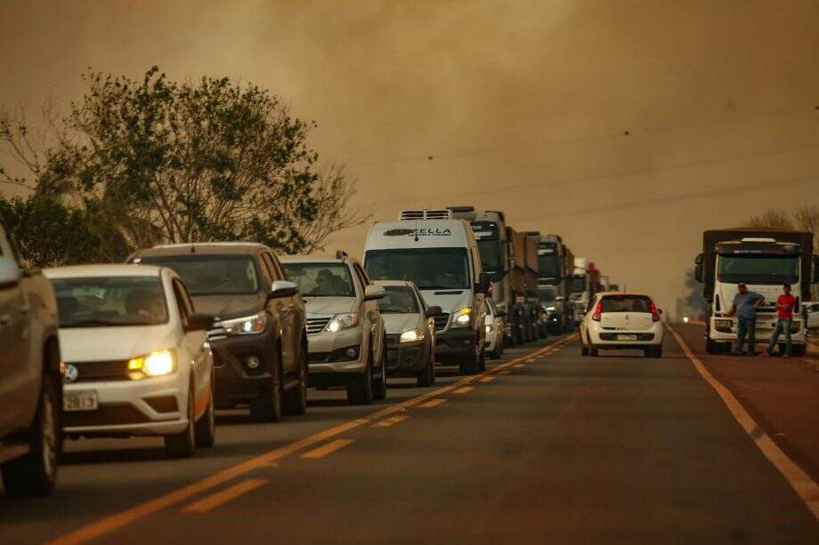 Incêndios bloqueiam BR-060 com congestionamento de 6 km e dificultam até socorro a vítimas de acidente