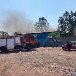 VÍDEO: bombeiros combatem incêndio em barracão de empresa em Campo Grande