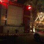 Funcionários controlam chamas de churrasqueira que quase atingem teto de restaurante em Campo Grande