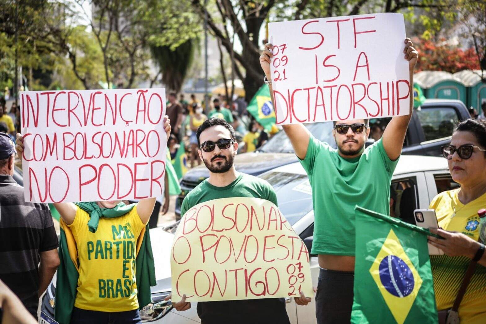 Manifestantes pedem saída dos ministros do STF