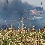 Avião militar cai e piloto ejeta antes de aeronave explodir em Campo Grande