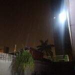 Após forte calor, chove em Campo Grande na noite desta terça