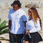 Beyoncé curte passeio de iate de minissaia e saltão em Cannes com Jay-Z