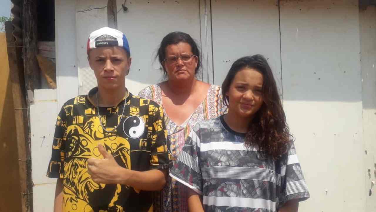 Alexsandra e seus dois filhos: um menino de 16 anos e uma menina de 13