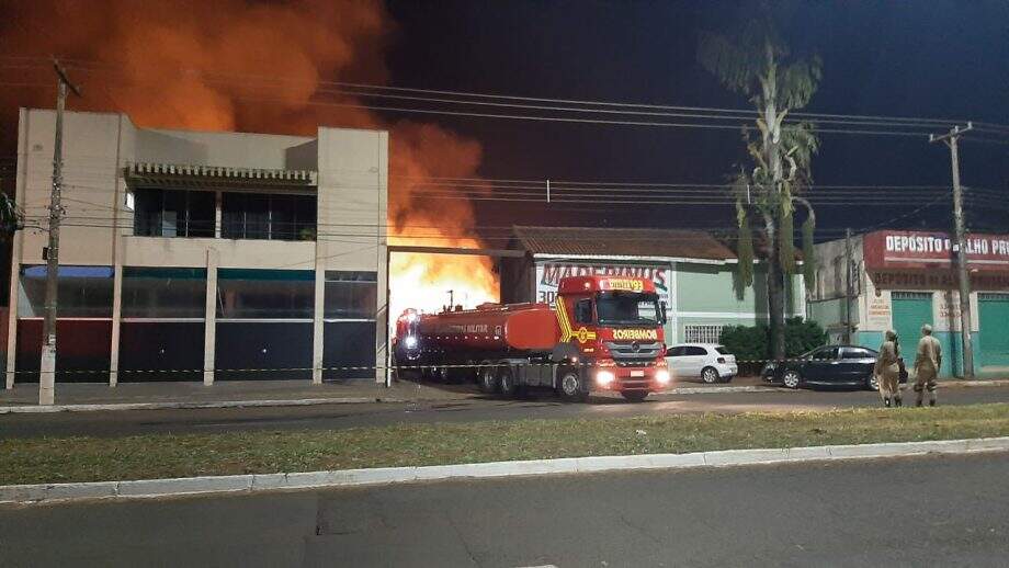 Bombeiros fazendo combate ao incêndio (Foto: Diego Alves)