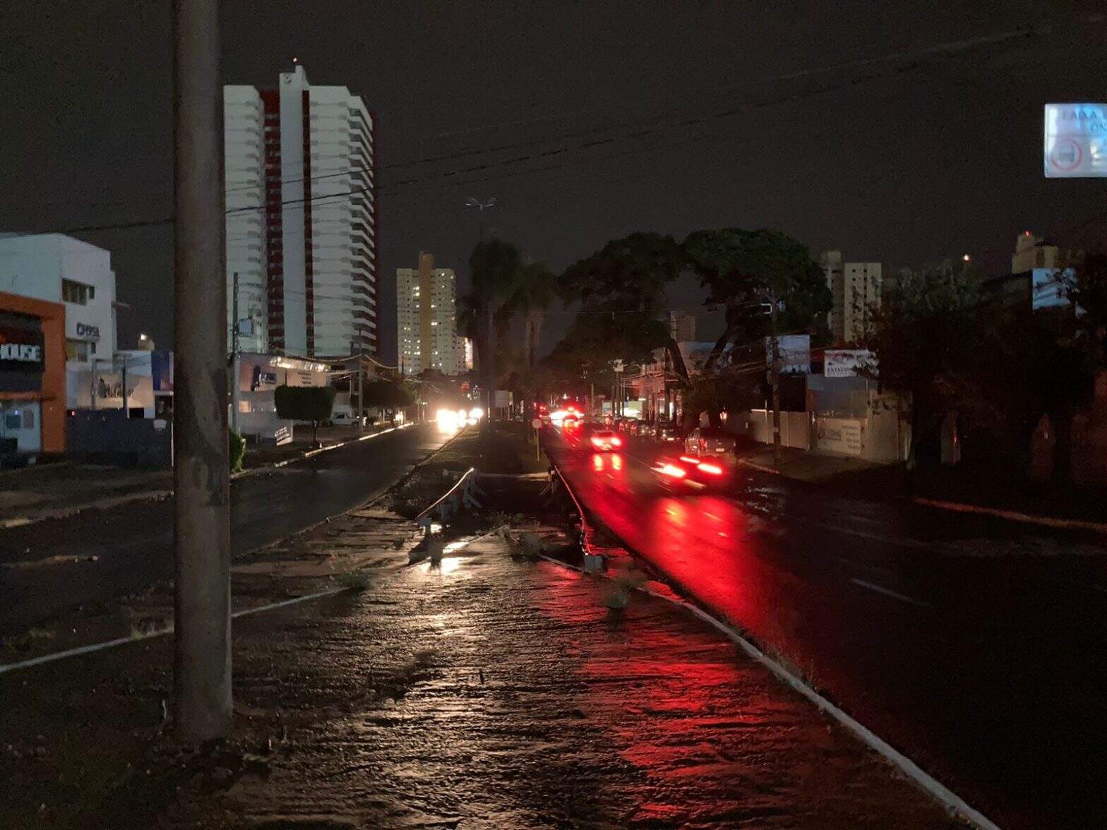 Tempestade de areia transformou o dia em noite em Campo Grande