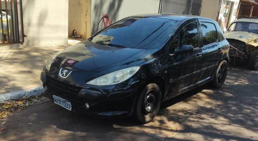 Carro foi roubado de dentro da casa da vítima