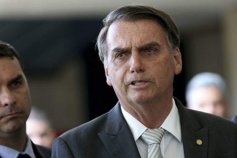 Bolsonaro anuncia campanha de combate à poluição no mar