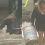 VÍDEO: Durante tempestade, mulher se joga ao mar para salvar barris de cerveja