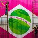 Bandeira do Brasil ‘índios, negros e pobres’ vai para museu de arte moderna do Rio