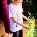 Aos 71 anos, Rita Lee publica foto cuidando das plantinhas