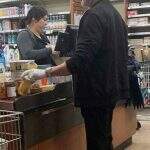 Sylvester Stallone usa luvas durante compras em mercado