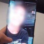 ‘Aqui é bandido’: Jovem que desbloqueava até iPhone fica sem celular após selfie no camburão