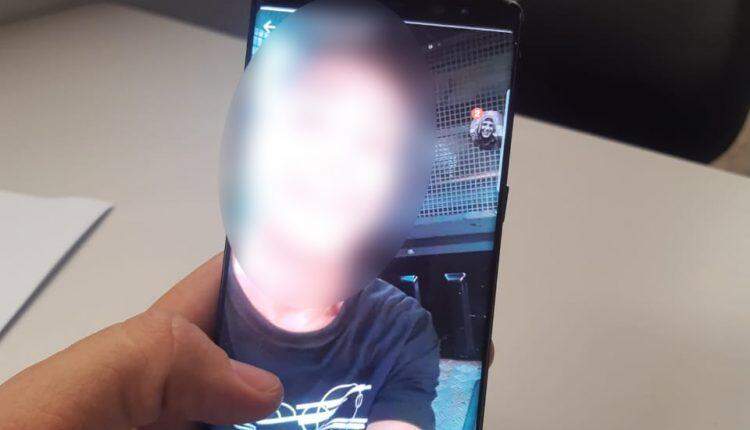 ‘Aqui é bandido’: Jovem que desbloqueava até iPhone fica sem celular após selfie no camburão