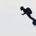 ‘Homem voador’ francês atravessa canal da Mancha