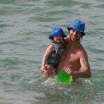 José Loreto vai à praia com a filha sem máscara