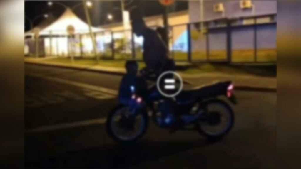 VÍDEO: pai arrisca vida do filho pendurado na moto durante ‘zerinho’