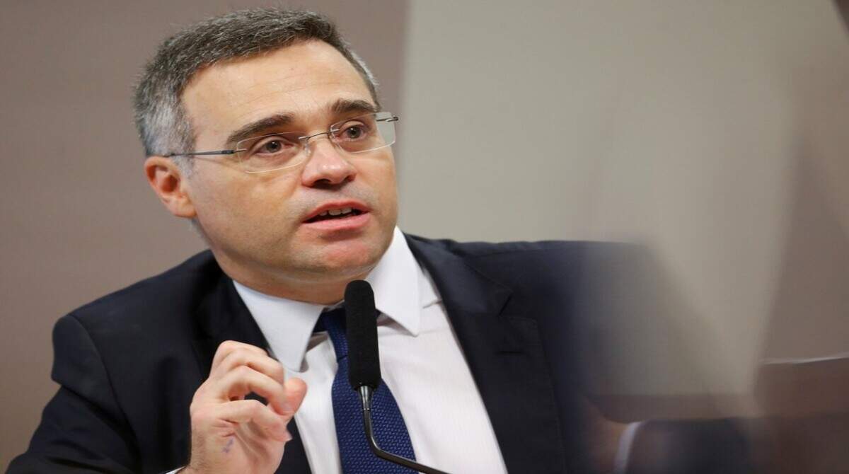 Bolsonaro comemora relatoria de Mendonça no STF em pautas de gênero