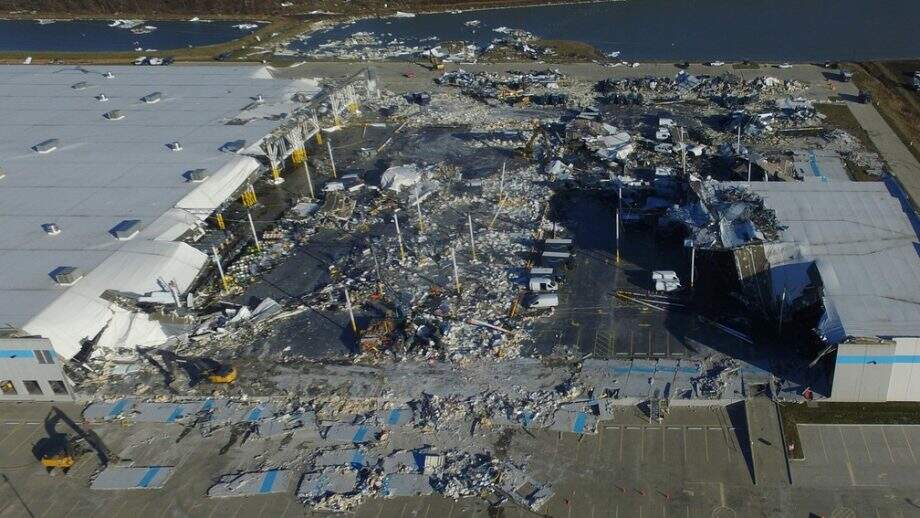 Imagem aérea mostra o colapso de parte da estrutura de um armazém da Amazon