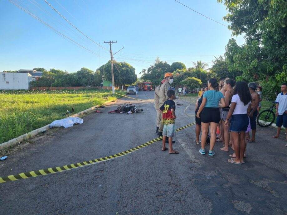 Filhos da vítima e populares aguardaram a chegada da Perícia para remoção do corpo no local