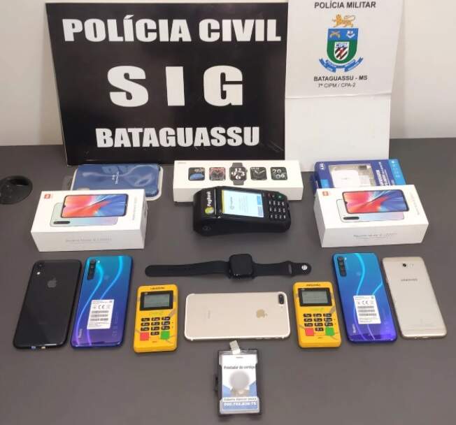 No veículo os agentes encontraram celulares novos