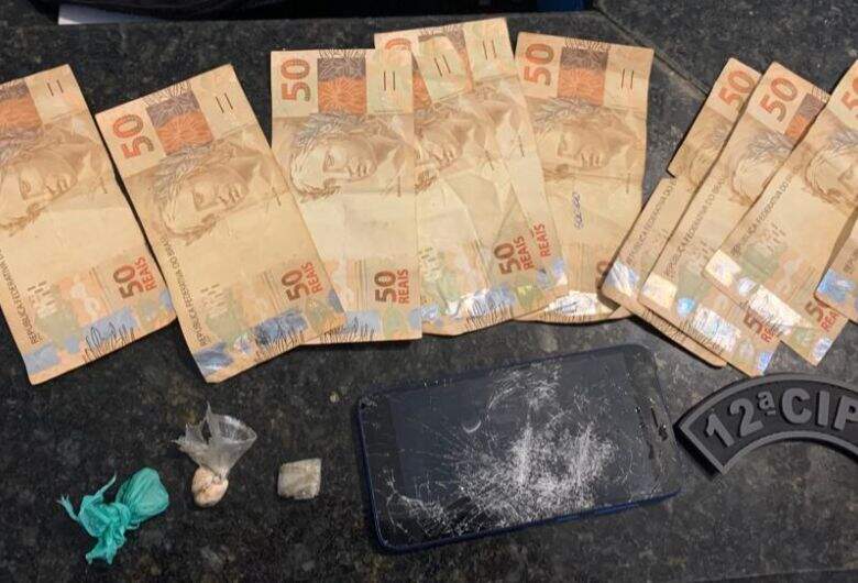 Após denúncia, traficante é preso com maconha, cocaína e dinheiro