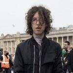 Lucas Jagger é um dos convidados Desfile Dior Inverno 2022-2023